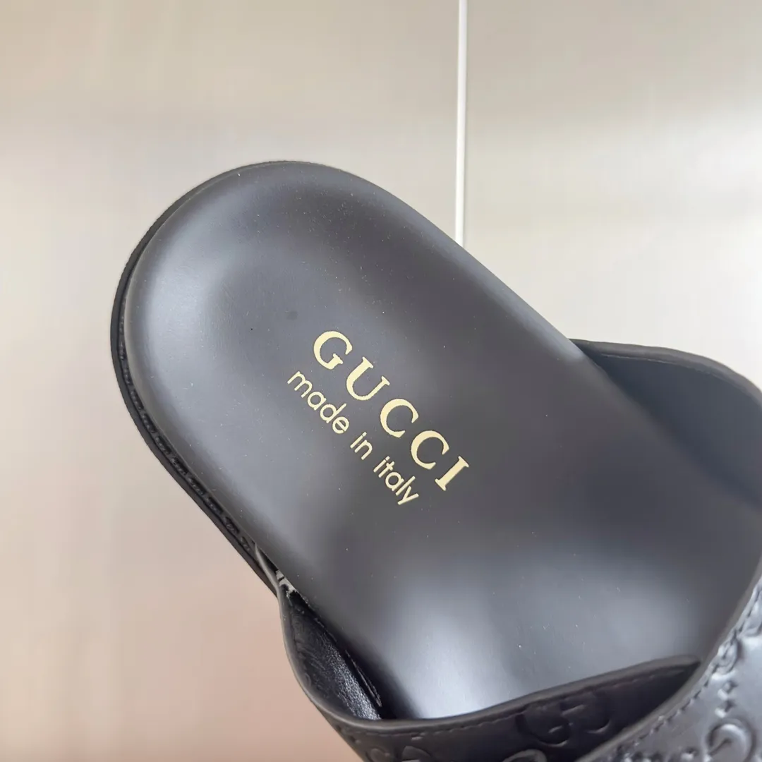 [G Home] Men's Men's Shoes💰: 300💰Size: 38-45 🆕2024Gucci Gucci Summer New Style Double G Presbyopia Flip-flops Cross Sandals Thick Sole Slippers Beach Shoes Original Purchase and Development Production G family's 2024 new summer dark horse items, fashion bloggers at home and abroad have put on the show, and it has become popular on social platforms at home and abroad. Fashionistas must pay for it, and they spend a lot of money to create ingenious craftsmanship and accurately restore every detail. Exquisite packaging at the delivery counter🛍📦 ▪️ Fabric: Original imported double G presbyopic leather ▪️ Lining: Original imported leather ▪️ Sole: Original open molded T men's shoes 💰U outsole ▪️ Bottom thickness: 3CM
